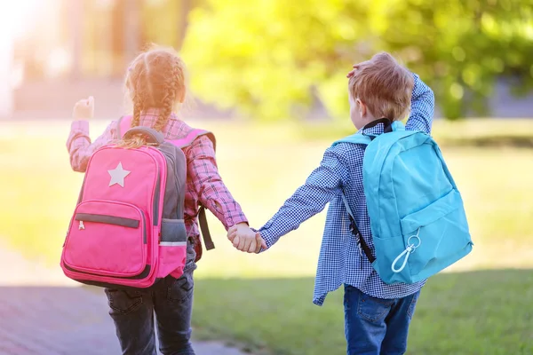 Niña Niño Yendo Escuela Tomados Mano Para Estudiar Ella Concepto —  Fotos de Stock