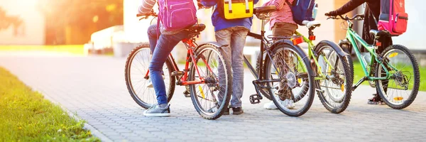 Kinder Mit Rucksäcken Auf Fahrrädern Park Der Nähe Der Schule — Stockfoto