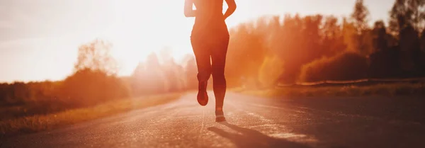 Wanita Berlari Luar Rumah Pada Matahari Terbenam Malam Konsep Dari — Stok Foto