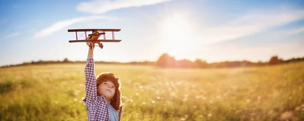 Boy Plaing Retro Wooden Plane Field Sunset Concept Family Vacation — Φωτογραφία Αρχείου