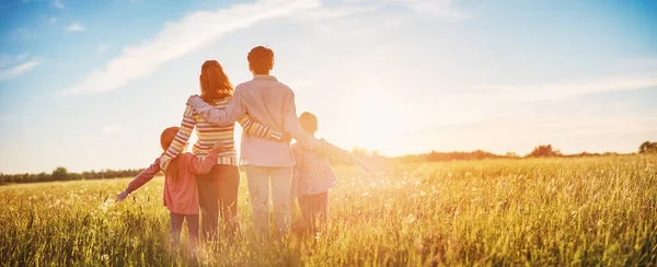 Happy Family Nature Together Evening Sunset Panoramic View Concept Vacation — ストック写真