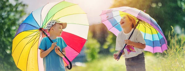 Šťastné Děti Stojící Pod Deštěm Barevnými Deštníky Rukou Pojem Dětství — Stock fotografie
