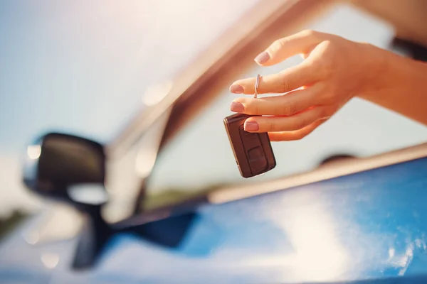 Womans Hand Holding Key Her New Car Concept Buying Selling — Foto Stock