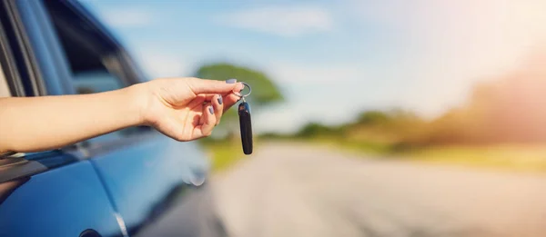 Womans Hand Holding Key Her New Car Concept Buying Selling — Foto Stock