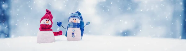 Kis Kötött Hóember Fehér Hóban Kék Háttérrel Gyönyörű Panoráma — Stock Fotó