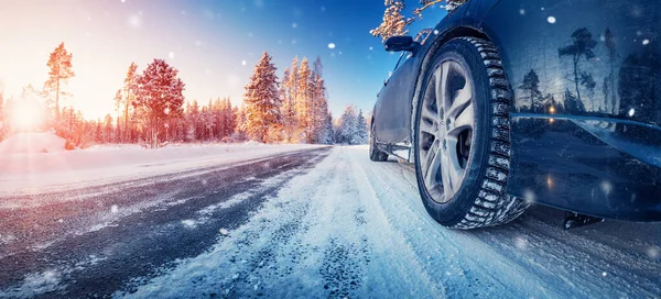 在自然公园的雪路上 汽车车轮的闭合景象 美丽的全景 — 图库照片