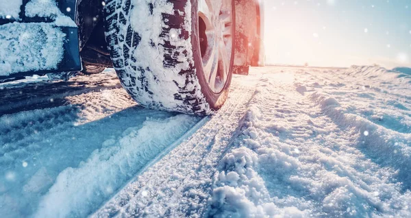 Крупный План Колес Автомобилей Снежной Дороге Природном Парке Красивый Панорамный — стоковое фото