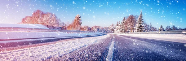 冬季大雪覆盖的道路的全景 沥青路面公路的景观背景 — 图库照片