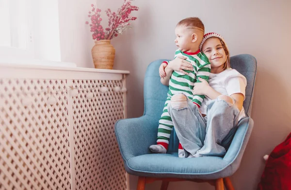 Soeur Frère Assis Sur Fauteuil Intérieur Concept Célébration Noël Nouvel — Photo