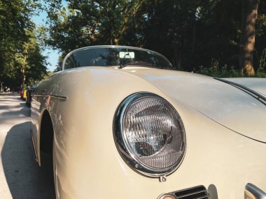 Mükemmel restore edilmiş Porsche Cabrio 356, ön manzara. Yaz sonu ışığı.