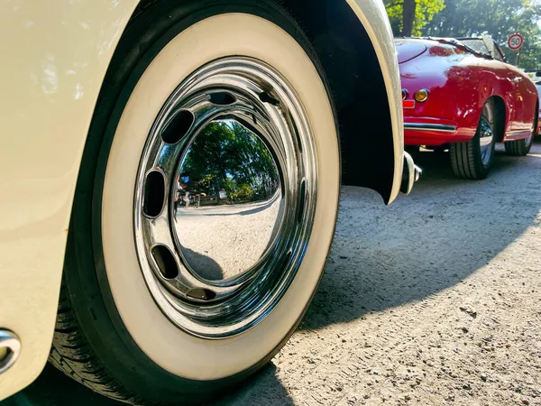 Perfectly restored classic car, wheel with a chrome-plated rim, Porsche. — Stock Photo, Image