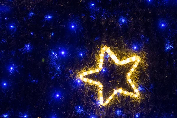 Weihnachtsdekoration ein leuchtender Stern auf blauem Hintergrund. — Stockfoto