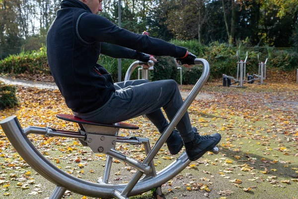 Sonbaharda dışarıda kürek çeken genç bir adam..