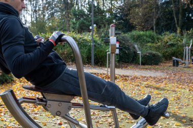 Sonbaharda dışarıda kürek çeken genç bir adam..