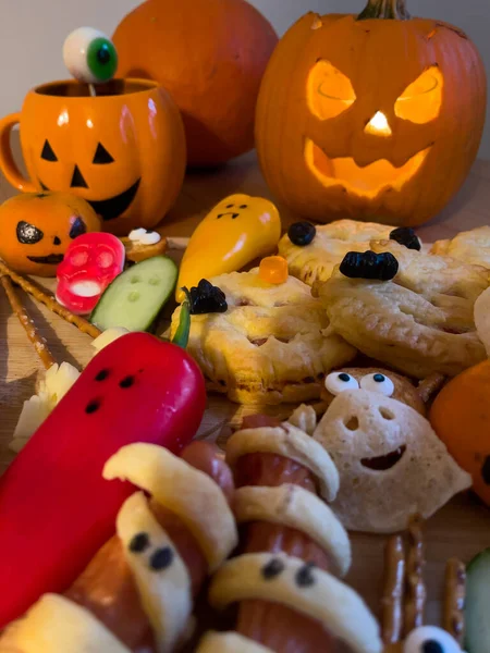 Halloween i jesień żywności i dekoracje stołowe. Herbatniki, dynie, przysmaki, słodkie i pikantne dla każdego. — Zdjęcie stockowe