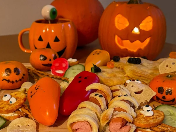 Halloween a podzimní jídlo a stolní dekorace. Sušenky, dýně, lahůdky, sladké a lahodné pro každého. — Stock fotografie