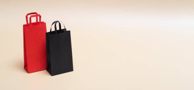 Kara Cuma konsepti, renkli arka planda siyah ve kırmızı kağıtların maketi. Kara Cuma. Kopyalama alanı olan. Pankart