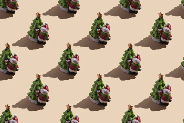 Nieuwjaarskaart Close Een Sneeuwpop Met Een Kerstboom Een Beige Achtergrond — Stockfoto