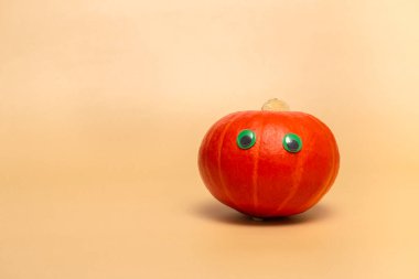 Bej arka planda yeşil gözlü balkabağı. Şükran Günü. Sonbahar hasadı. Uzayı kopyala Asgari konsept.