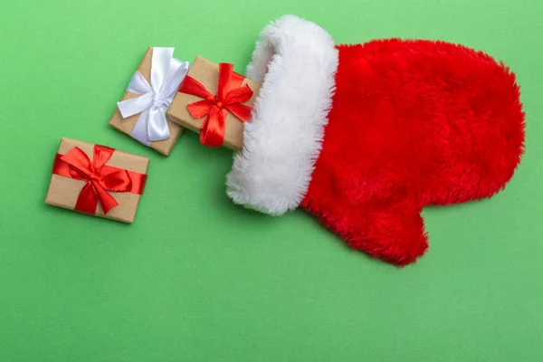Різдвяна Композиція Червоного Хутра Санта Клауса Подарунками Зеленому Тлі Шаблон — стокове фото