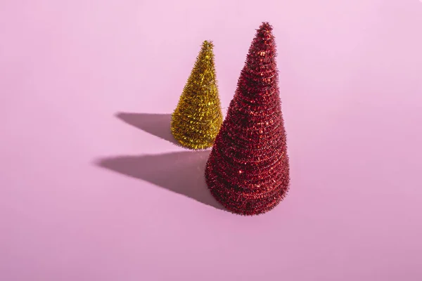 ピンクの背景に色のクリスマスツリー コピースペースとクリスマスの概念 — ストック写真