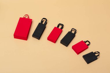 Kara Cuma konsepti, renkli arka planda siyah ve kırmızı kağıtların maketi. Kara Cuma indirimi