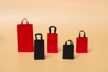 Kara Cuma konsepti, renkli arka planda siyah ve kırmızı kağıtların maketi. Kara Cuma indirimi