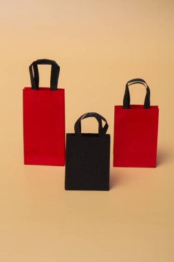 Kara Cuma konsepti, renkli arka planda siyah ve kırmızı kağıtların maketi. Kara Cuma indirimi