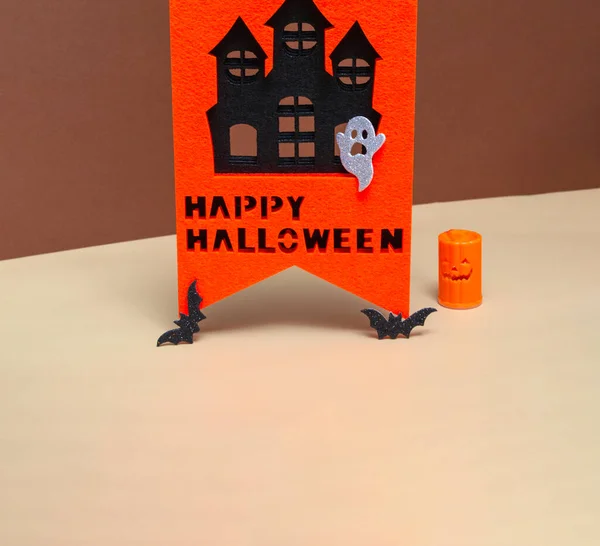 Halloween koncepció kísértetjárta ház, gyertya és denevérek színes háttérrel. Halloweeni — Stock Fotó