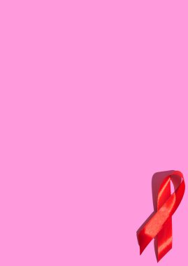 Uluslararası AIDS Günü. Pembe arka planda sert gölgeli kırmızı kurdele. AIDS farkındalığı konsepti. Dikey fotoğraf