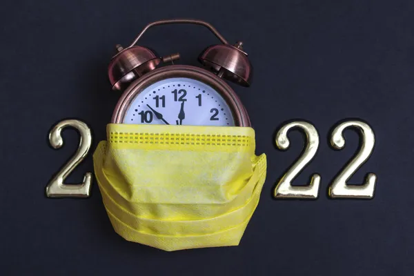 Väckarklocka Medicinsk Gul Mask Med Gyllene Siffror 2022 Svart Bakgrund — Stockfoto