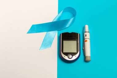 Dünya Diyabet Günü. Beyaz ve mavi arkaplanlı mavi bantlı Glukometre. Sağlık hizmeti şablonu. Boşluğu kopyala