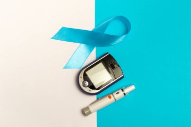 Dünya Diyabet Günü. Beyaz ve mavi arkaplanlı mavi bantlı Glukometre. Sağlık hizmeti şablonu. Boşluğu kopyala