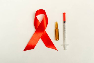 Dünya AIDS Günü Aralık ayı için tıbbi konsept. Bürokrasi, şırınga, ilaç ampulü ve beyaz arka planda yeşil tıbbi steteskop. Kopyalama alanını kapat