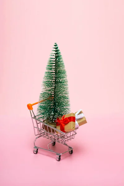 Kundvagn Med Presentaskar Och Julgran Färgad Bakgrund Med Ljus Mataffären — Stockfoto