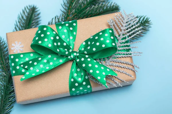 Joyeux Noël Bonne Année Cadeau Avec Ruban Vert Pois Ornements — Photo