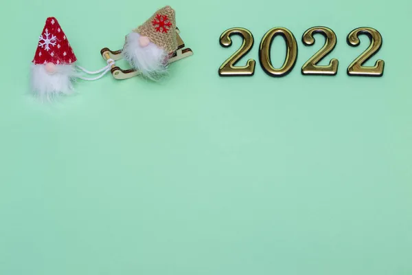 Різдвяні Гномів Санях Золотими Номерами 2022 Року Синьому Фоні Місцем — стокове фото