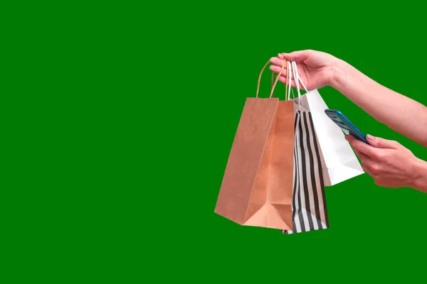 Egy Online Vásárol Egy Mobiltelefonról Női Kezek Zöld Hátterű Csomagokkal — Stock Fotó