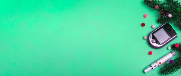 Bayram süslemeleri ve renkli bir arka planda kan şekerini ölçmek için glukometre bulunan Noel afişi. Kopya alanı olan doktorlar için Noel kartı kavramı.