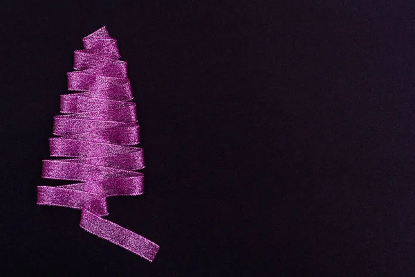 クリスマスのコンセプト 黒い背景にリボンで作られた紫色のクリスマスツリー 郵便はがき 広告のためのコピースペーステンプレート — ストック写真