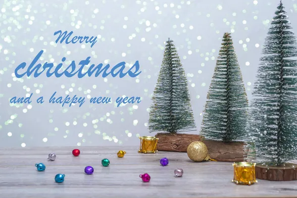 Kış arka planında Noel ağaçları ve Noel süsleri var. Kopyalama alanı olan. Mutlu noeller ve mutlu yıllar. İyi tatiller..