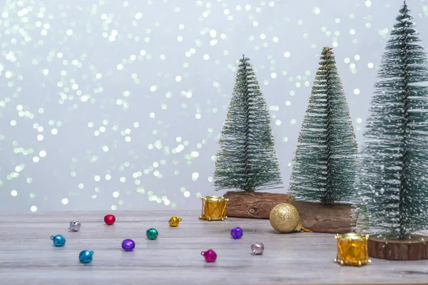Kış arka planında Noel ağaçları ve Noel süsleri var. Kopyalama alanı olan. Mutlu noeller ve mutlu yıllar. İyi tatiller..