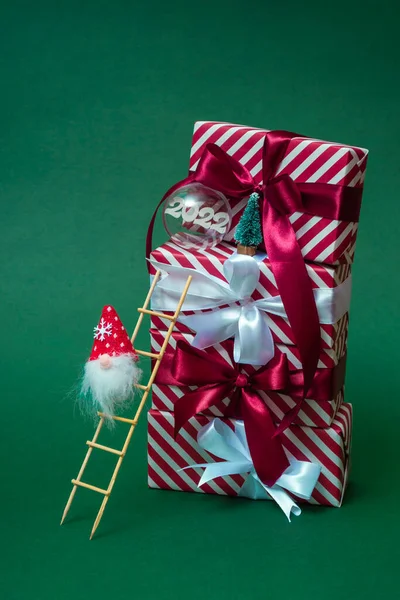 Une Maquette Carte Noël Tas Cadeaux Sur Fond Vert Gnome — Photo
