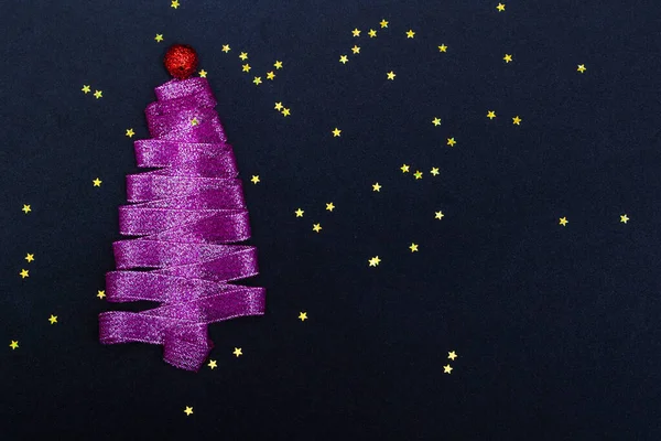 Siyah arkaplandaki kurdeleden yapılmış mor Noel ağacı ve fotokopi alanı var. Kartpostallar, ambalajlar, reklamlar için şablon.