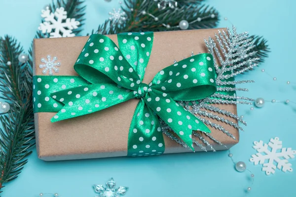Різдвом Новим Роком Дар Зеленою Стрічкою Крапками Орнаментами Синьому Тлі — стокове фото