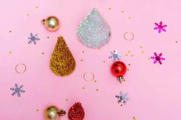 Fotokopi alanı olan pembe arka planda yeni yıl dekoru olan düz noel modeli.