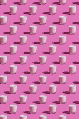 Dünya Süt Günü. Pembe arka planda kusursuz desen. Bir bardak süt. Örnek. Dikey biçim