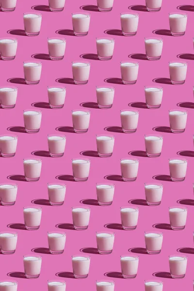 世界ミルクデー ピンクの背景にシームレスなパターン ミルクのグラスだ サンプル — ストック写真