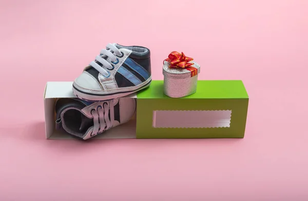 Mockup Sapatos Infantis Close Uma Caixa Presente Gumshoes Para Recém Fotos De Bancos De Imagens