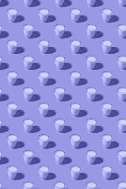 Dünya Süt Günü. Mavi arka planda kusursuz desen. Bir bardak süt. Örnek. Moda renginde dikey biçim